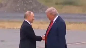 С ръкостискане започна срещата между Доналд Тръмп и Владимир Путин