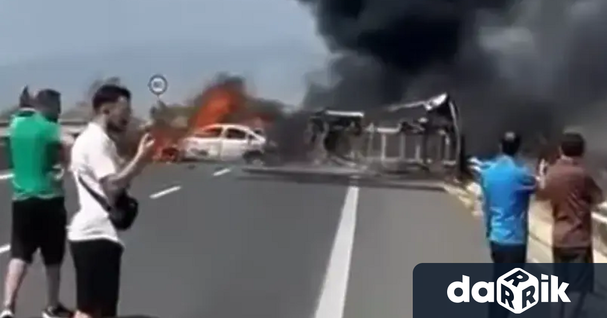 Катастрофа с камион и две коли близо до пункта за