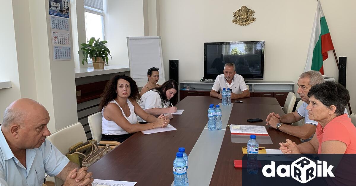 Областният управител Чавдар Божурски назначи работна група и проведе среща