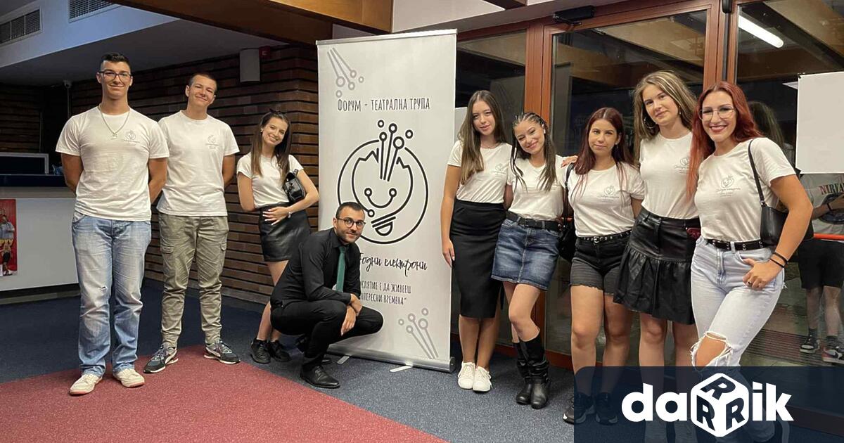 Младежка форум театрална трупа Свободни електрони която е част от Центъра