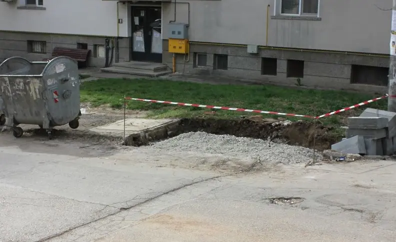 Текущи ремонти в Плевен: Възстановяват настилката на рампата за достъп при входа на парк „Кайлъка“ и тротоар по ул. „Страцин“
