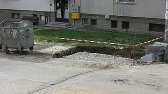 Текущи ремонти в Плевен: Възстановяват настилката на рампата за достъп при входа на парк „Кайлъка“ и тротоар по ул. „Страцин“
