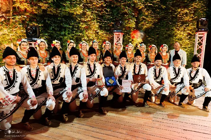 Ансамбъл „Мездра“ представя България на престижен международен фолклорен фестивал в Оман