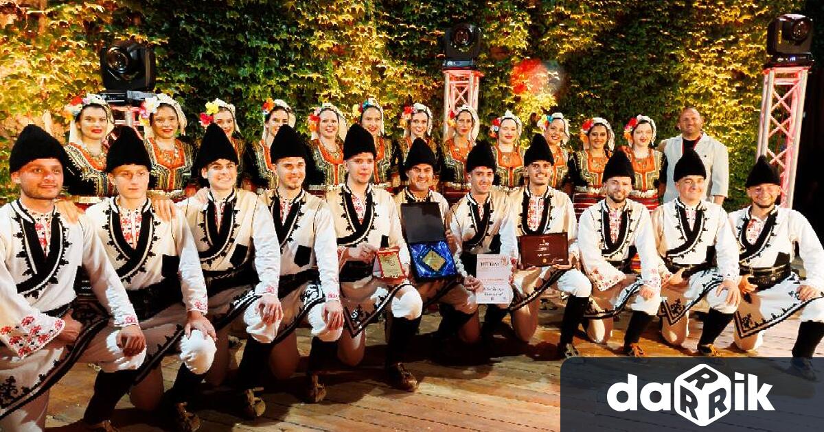 Фолклорен танцов ансамбъл Мездра замина тази сутрин за Султанат Оман