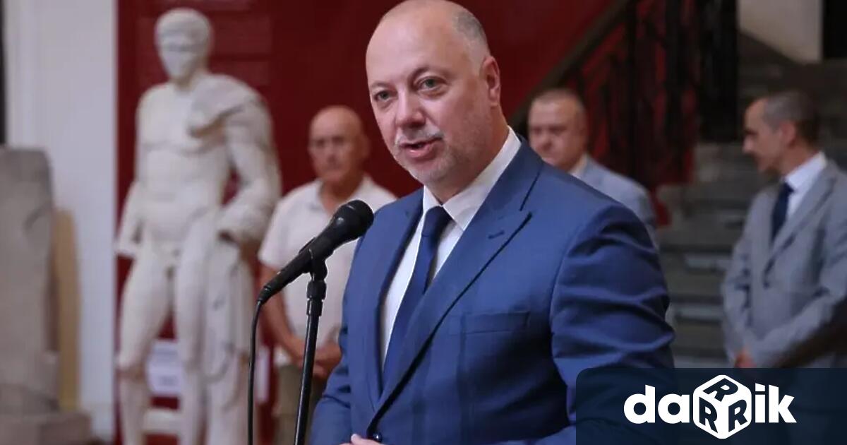 Правителството мотивира избора си с неговата политическа неутралност и потенциала