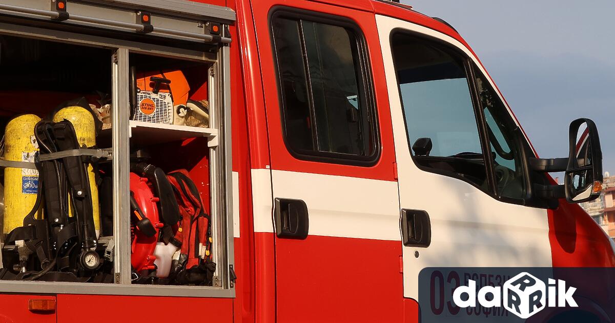 Сухи треви са горели в района на хлебозавода в Люлин