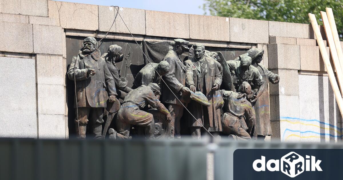 От две години в идеалния център на София стои издраскана