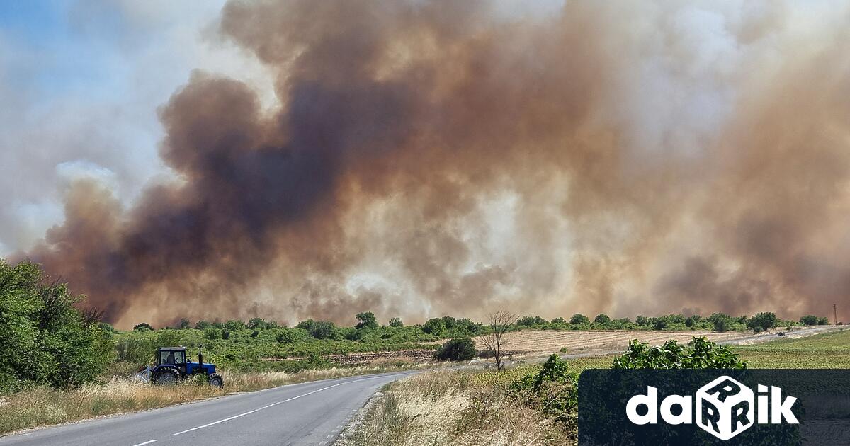 Пожар гори между Стралджа и пътен възел Петолъчката Огънят е
