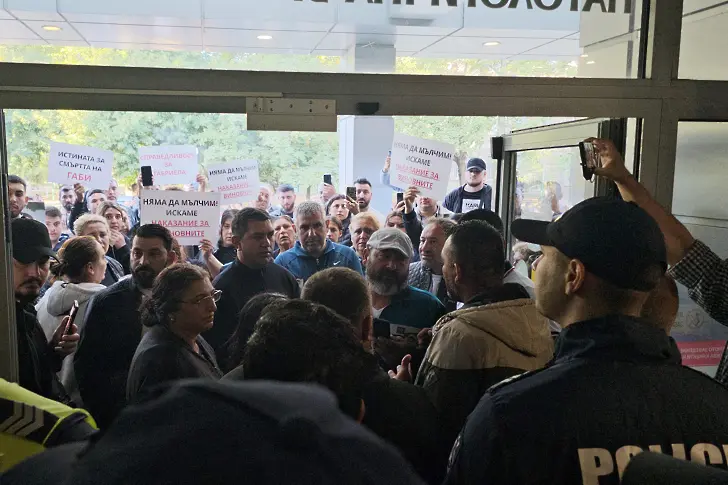 Протестиращи нахлуха в болницата в Русе, където почина родилка (ОБНОВЕНА)