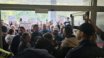Протестиращи нахлуха в болницата в Русе, където почина родилка (ОБНОВЕНА)