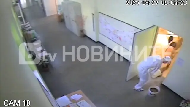 Мъж в скафандър изля кофи с фекалии по директорка в общината в Димитровград