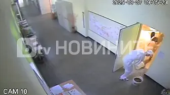 Мъж в скафандър изля кофи с фекалии по директорка в общината в Димитровград