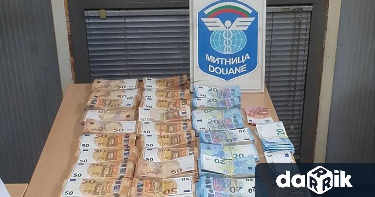 На ГКПП Капитан Андреево задържаха 102 000 евро скрити в