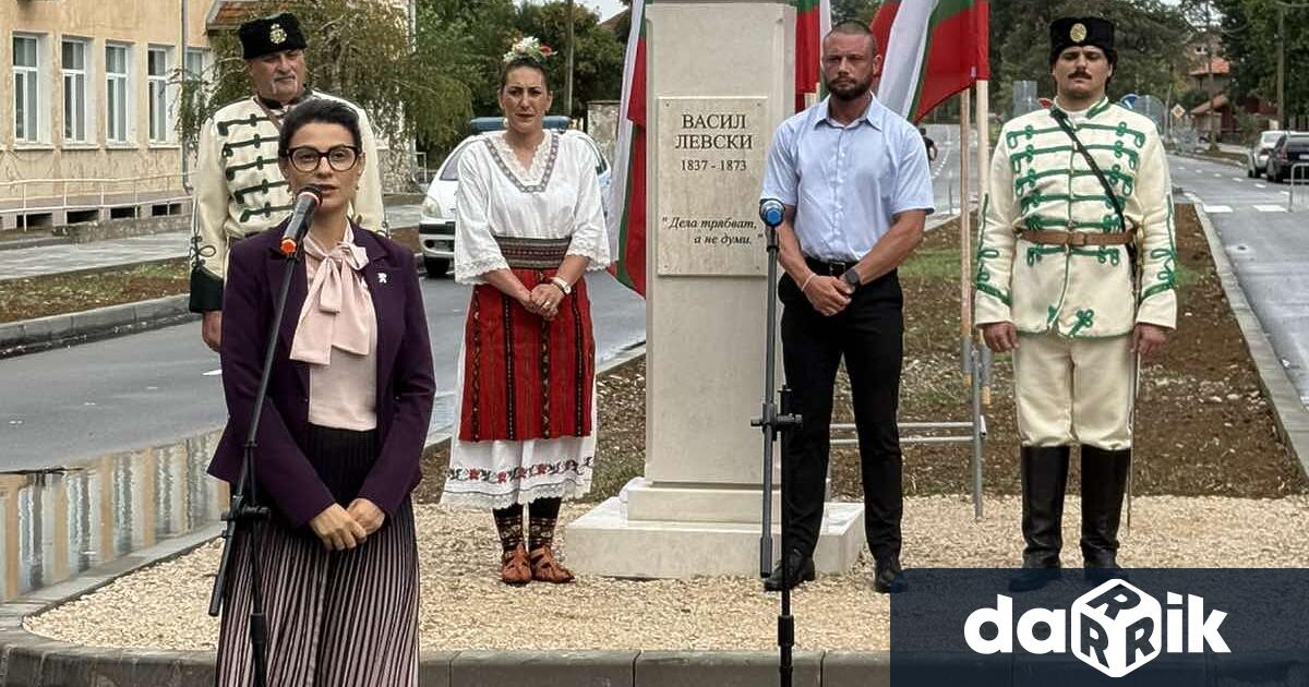 Бронзовият бюст паметник който е дарение от родолюбеца проф д р Иван