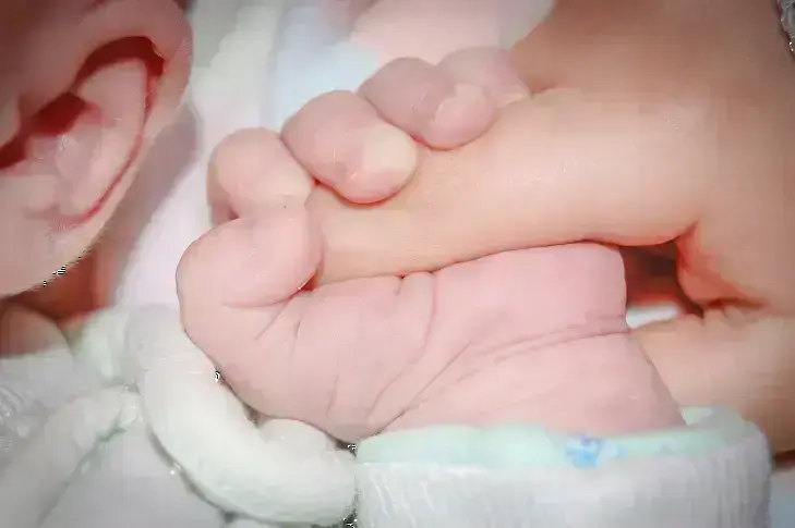 Отнеха бебето на родилка, държала го едва час в ръцете си
