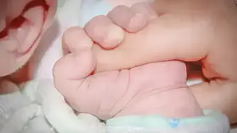 Отнеха бебето на родилка, държала го едва час в ръцете си