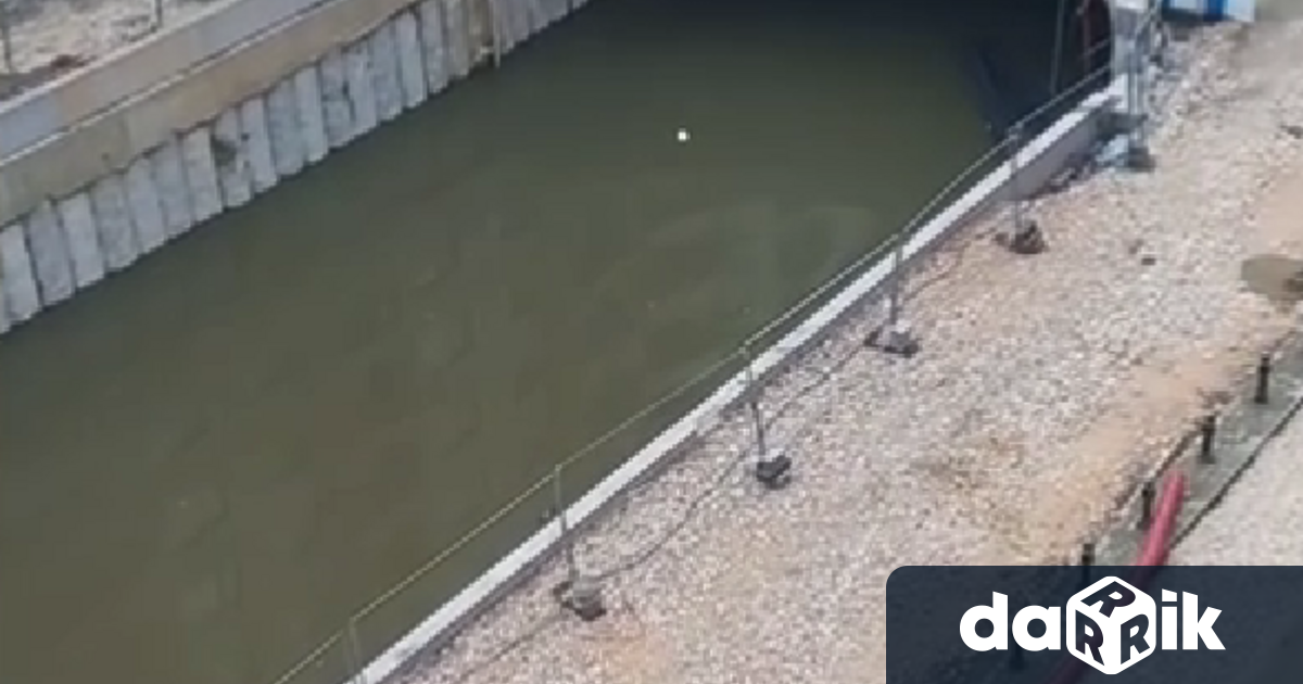 Мини езеро се е образувало в строящия се пробив под