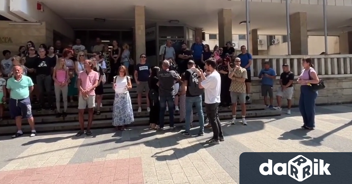 Близо 200 пловдивчани се събраха днес пред Съдебната палата на