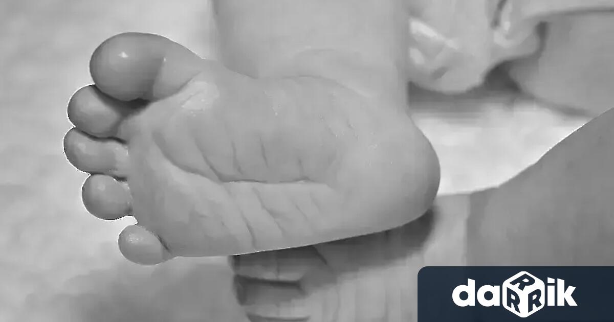 Бебе на около месец и половина е починало в дома