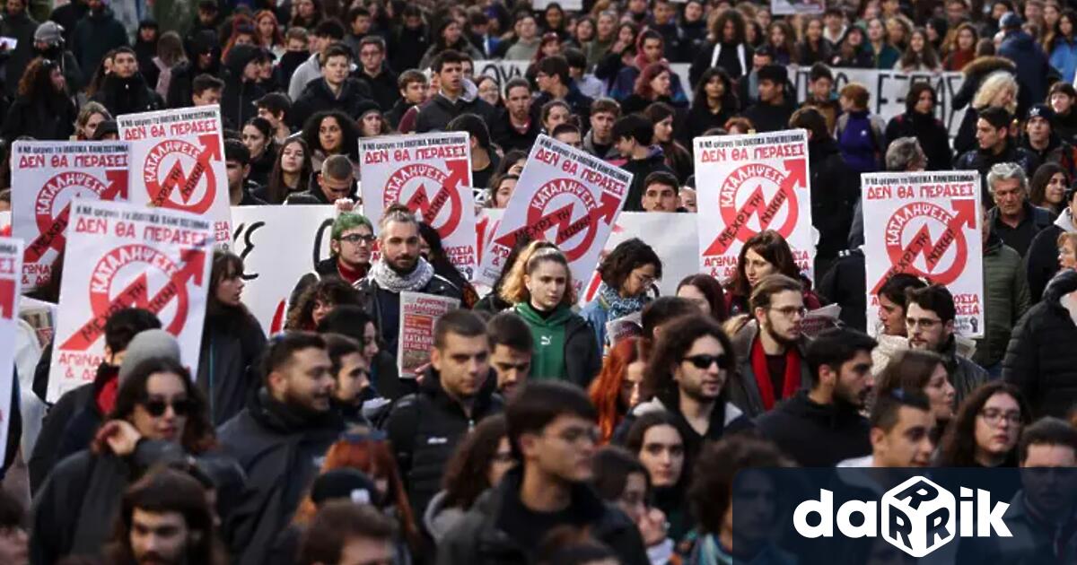 Гръцките синдикати обявиха 24 часова стачка на държавните служители в знак