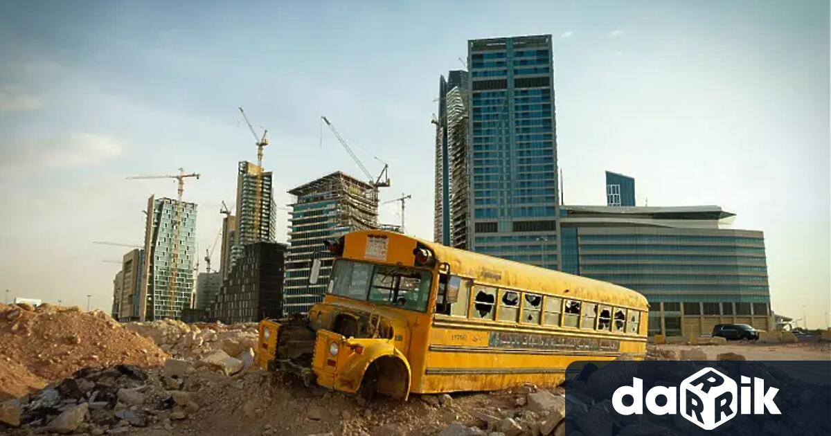 21 души са в болница след катастрофа с училищен автобус