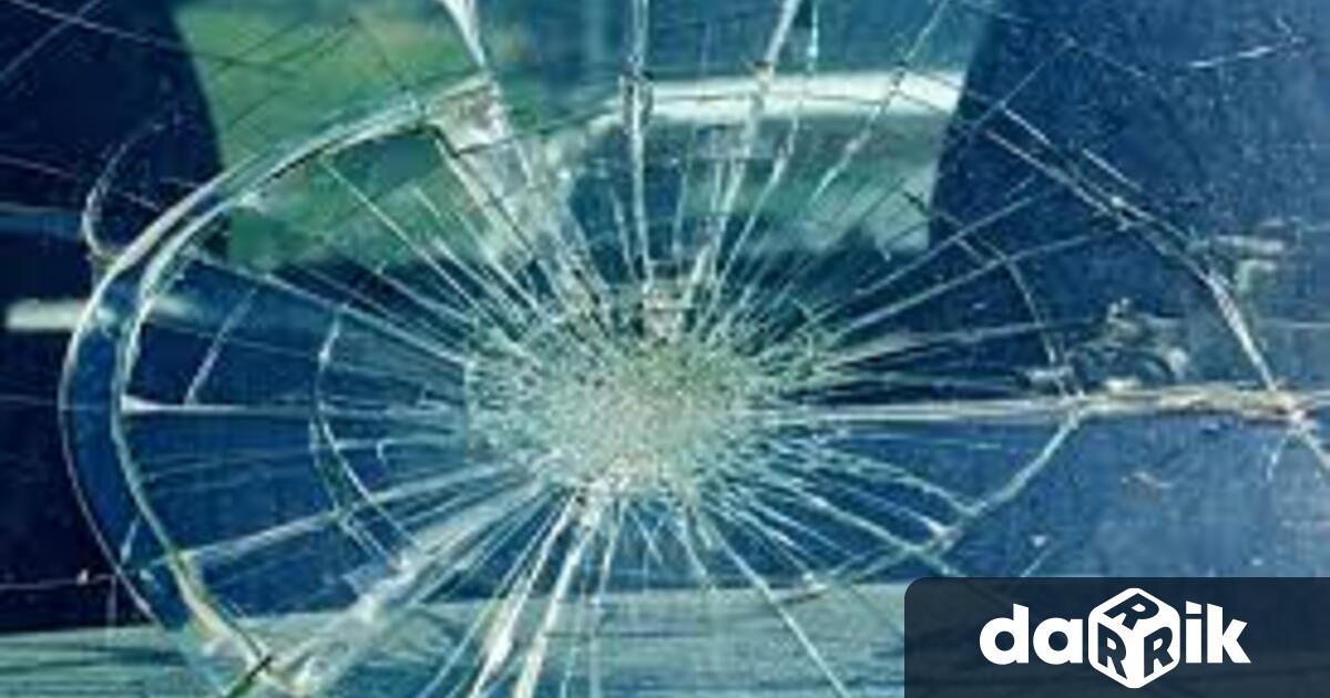 Двама мъже се скараха заради счупени стъкла на лека кола