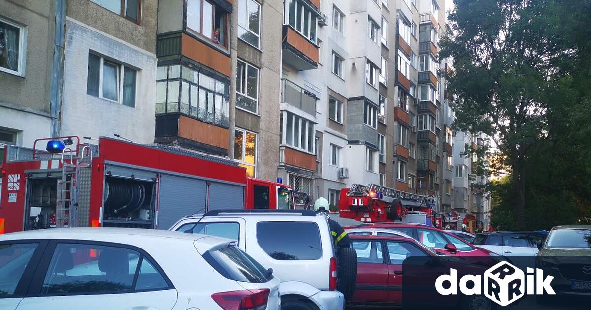 Три екипа на пожарната гасят пожар в жилище в блок