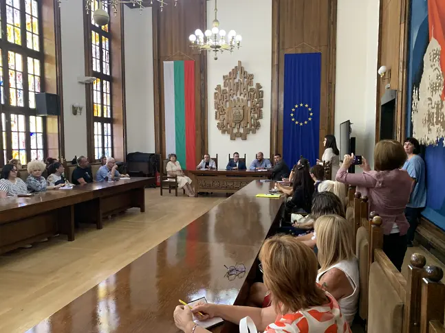 Мерки за нормална работа на детските и социални заведения в условията на водна криза обсъдиха на среща в Община Плевен