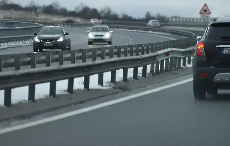 Започват дейности по отводняване на участъци по автомагистрала "Струма", АПИ апелира за внимателно шофиране