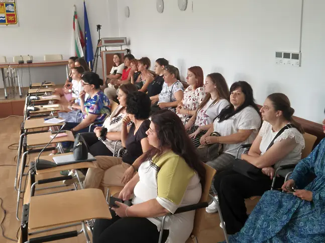 Публично обсъждане на проект на Общински годишен план за социалните услуги през 2026 г. се проведе в Община Мездра