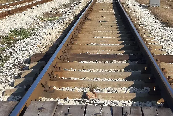 В критично състояние е едно от момичетата, скочило от движещ се влак в Клисура