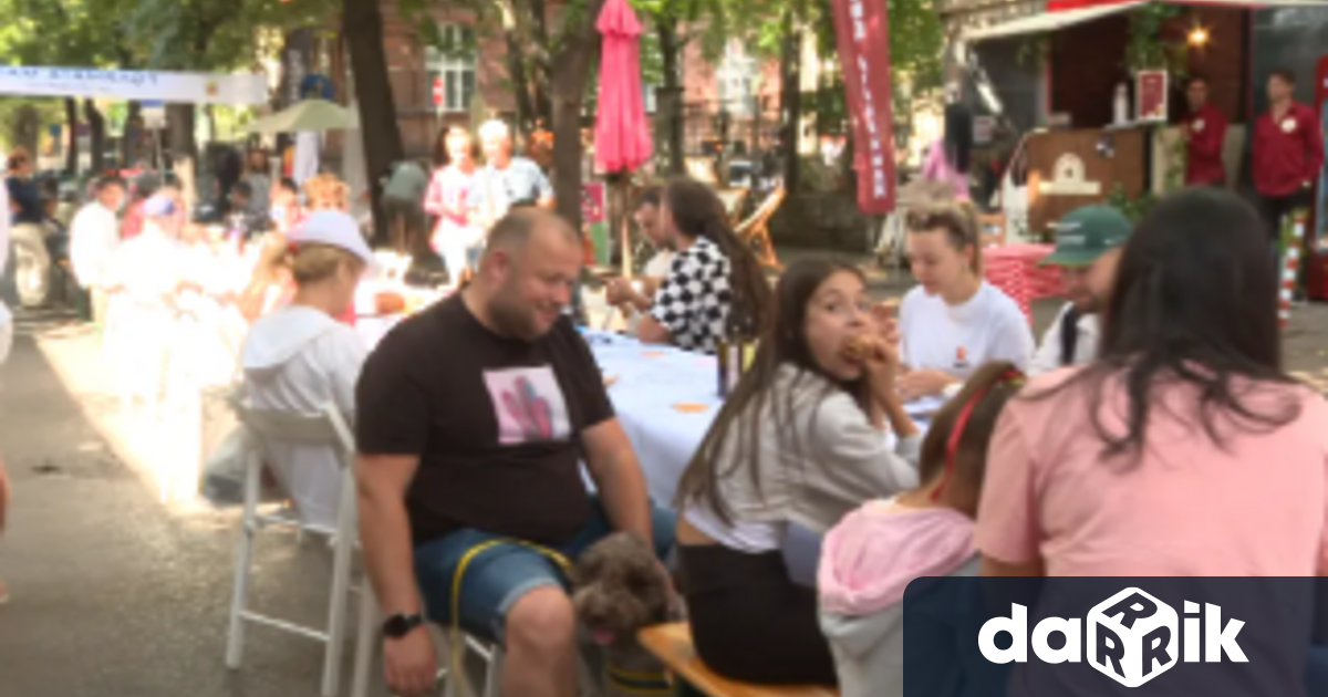 Наздравици и забавления вече звучат от 60 метровата маса на столичната