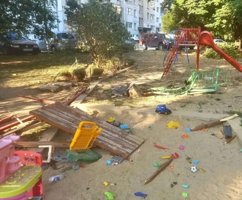С над 2 промила в кръвта: Пиян се заби с колата си в детска площадка