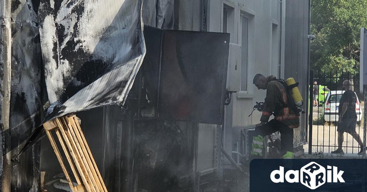 Голям пожар е избухналв складово помещение за обувки в пловдивския