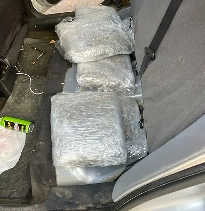 Кадри показват как дилър разпространява дрога от прозореца на апартамента си