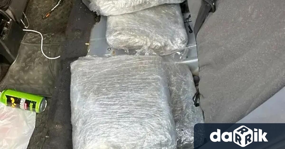 Видео с което bTV разполага показва как дилър разпространява дрога