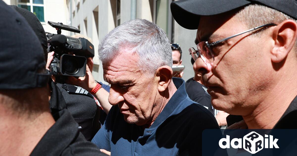 След 3 часа разпит Никола Николов Паскал излезе от Антикорупционната