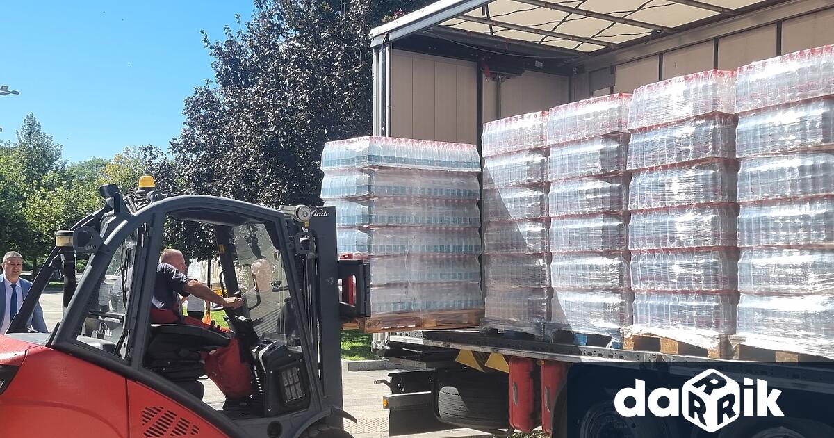 Плевен получи дарение на бутилирана минерална вода от Областна администрация