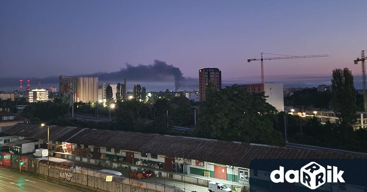 Пожар гори в столичния квартал Илиянци Димът се вижда и