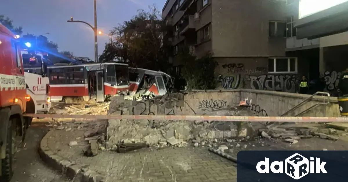 Трамвай управляван безконтролно от младежи се удари в подлез в