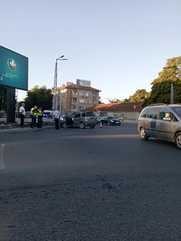 Пиян тийнейджър без книжка катастрофира и опита да избяга