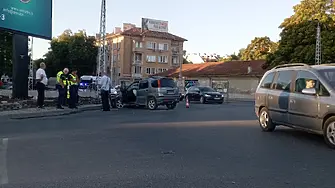 Пиян тийнейджър без книжка катастрофира и опита да избяга