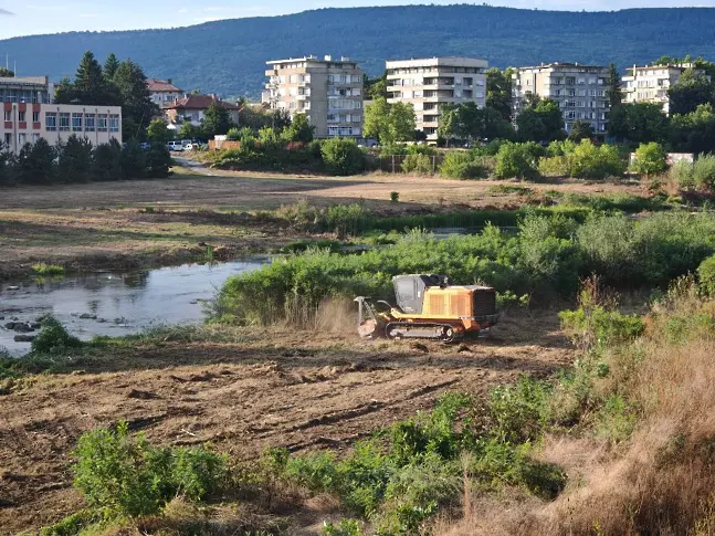 Община Севлиево продължава почистването на коритото на река Росица