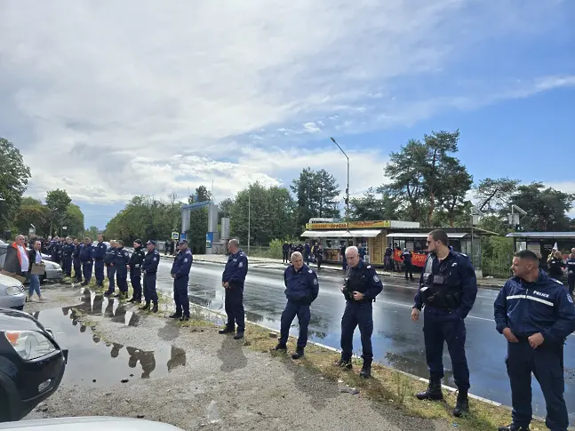 Симпатизанти на „Възраждане“ протестират срещу Урсула фон дер Лайен пред ВМЗ – Сопот