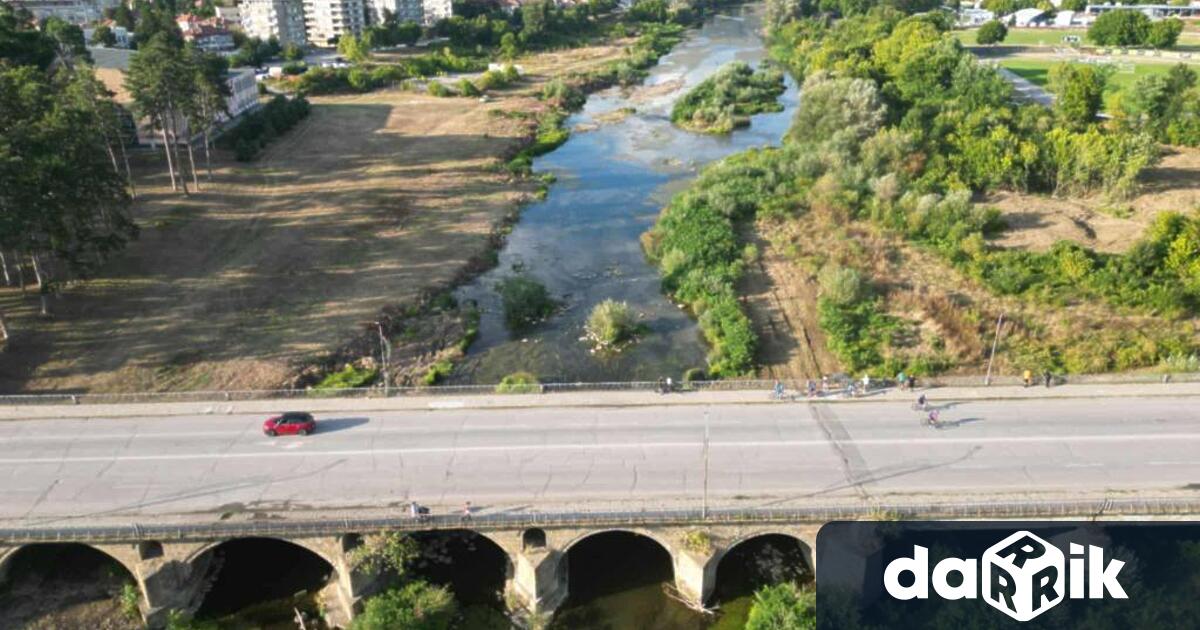 Община Севлиево продължава почистването на речното корито и на района