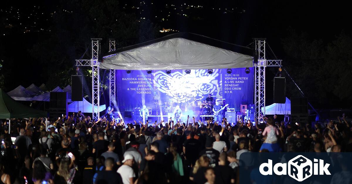 Многохилядна публика изпя заедно с Б Т Р финалната песен с която