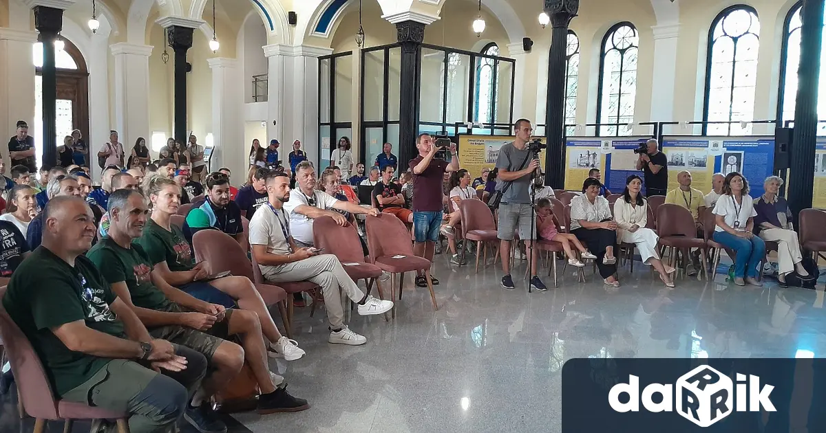 Зам кметът Борислава Борисова приветства участниците във велопрехода Дунав Ултра съобщиха