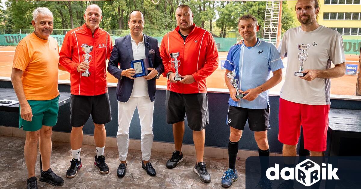 Кметът Калин Каменов отличи най добрите участници в двудневния тенис турнир