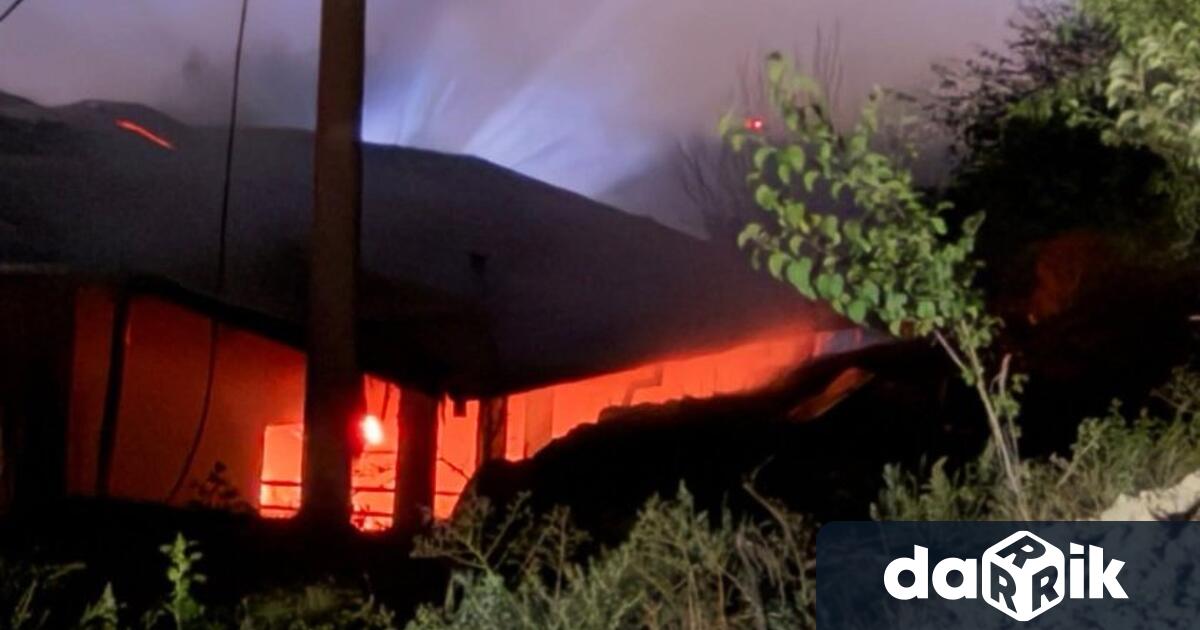 Пожар бушува тази нощ във ферма край Лясковец пострада човек