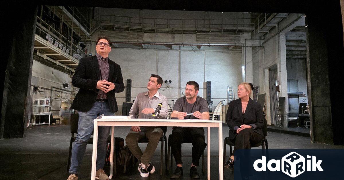 Министър Бачев пристигна в Плевен в началото на новия театрален